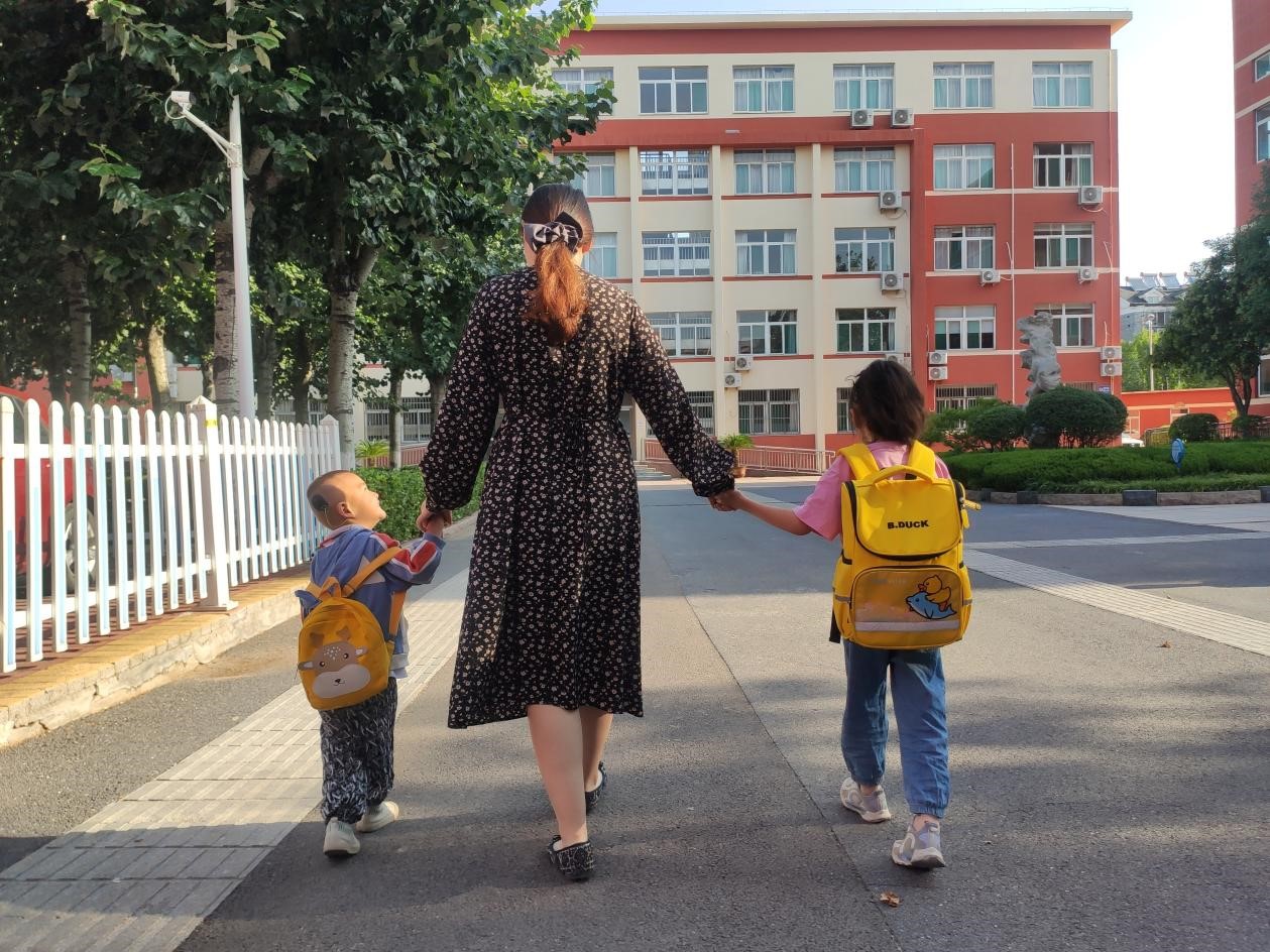 教師與低齡學生相處時，“手不離手”已成常態(tài)。濟南特殊教育中心供圖