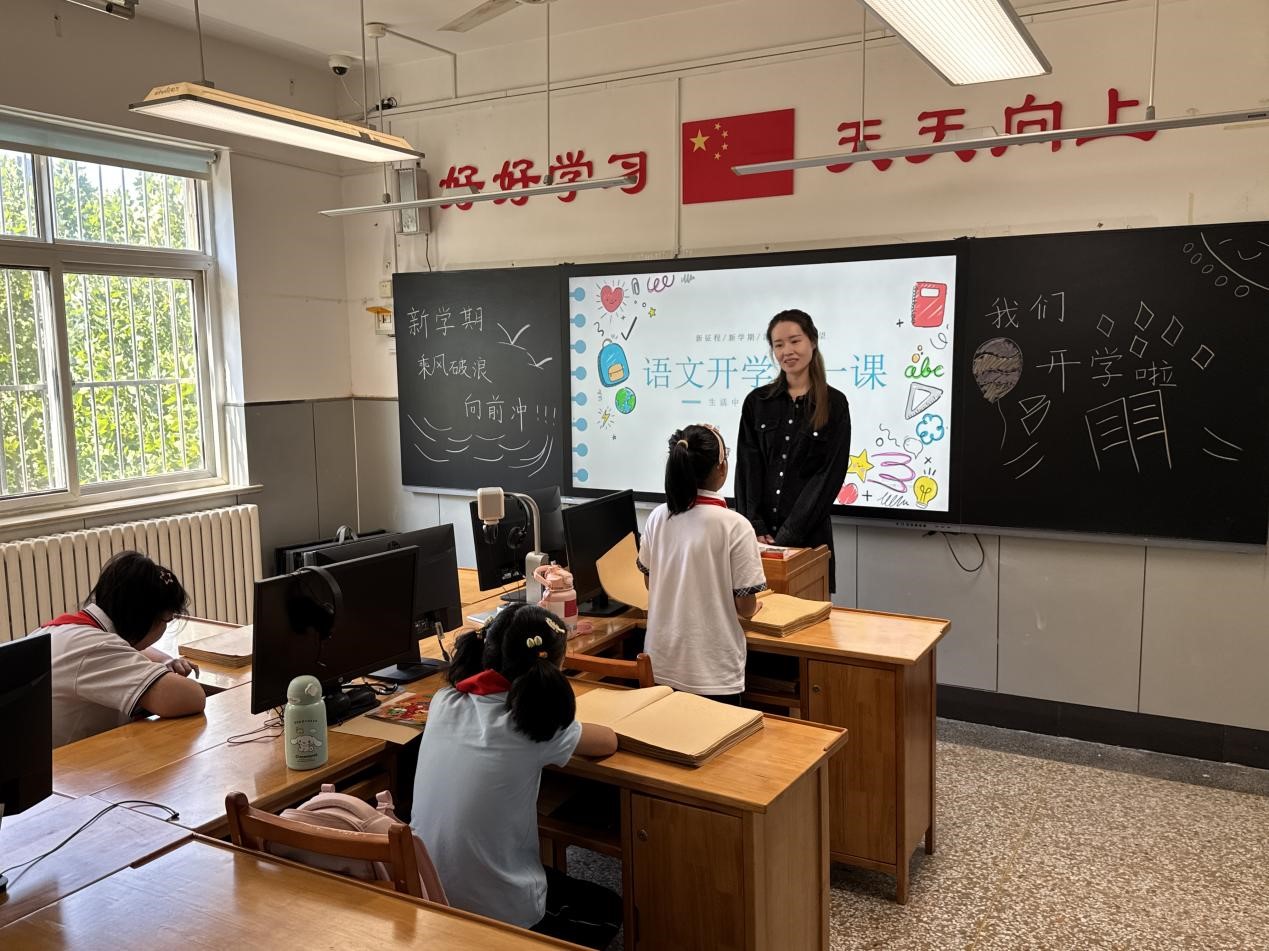 新學期開學第一課，學生分享童話故事。李昱嫻攝