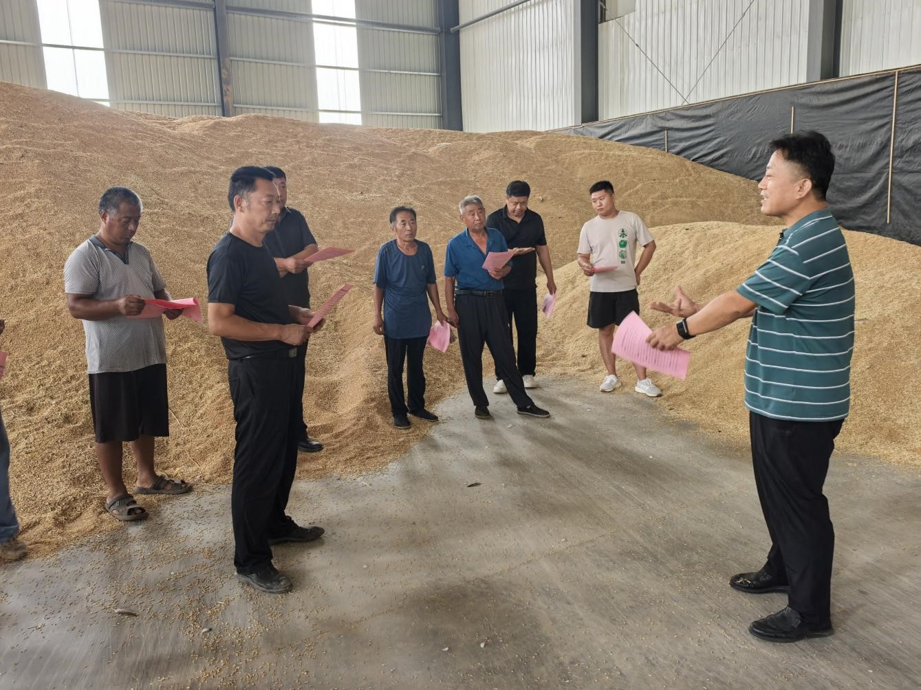 為農(nóng)戶講解科學(xué)儲(chǔ)糧技術(shù)。濟(jì)陽區(qū)糧食和物資儲(chǔ)備中心供圖