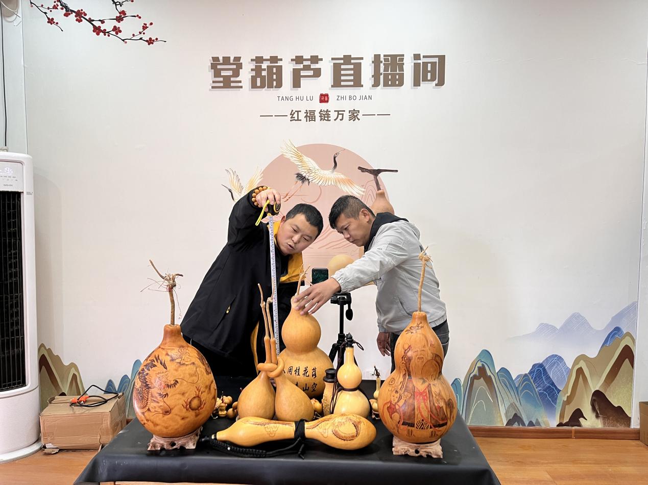 葫蘆電商正在進行直播銷售。堂邑鎮(zhèn)黨建工作辦公室供圖