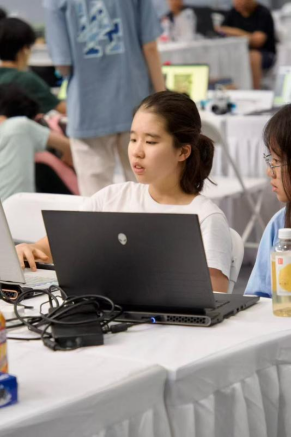 隊(duì)員尹曉航在比賽中專注地編寫代碼。尹曉筠攝