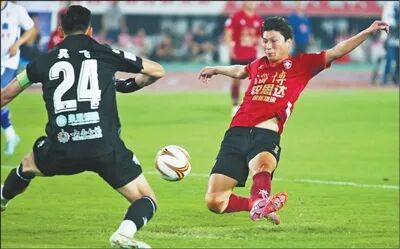 淄博齊稷聯(lián)合隊隊員（右）在比賽中。唐加福攝