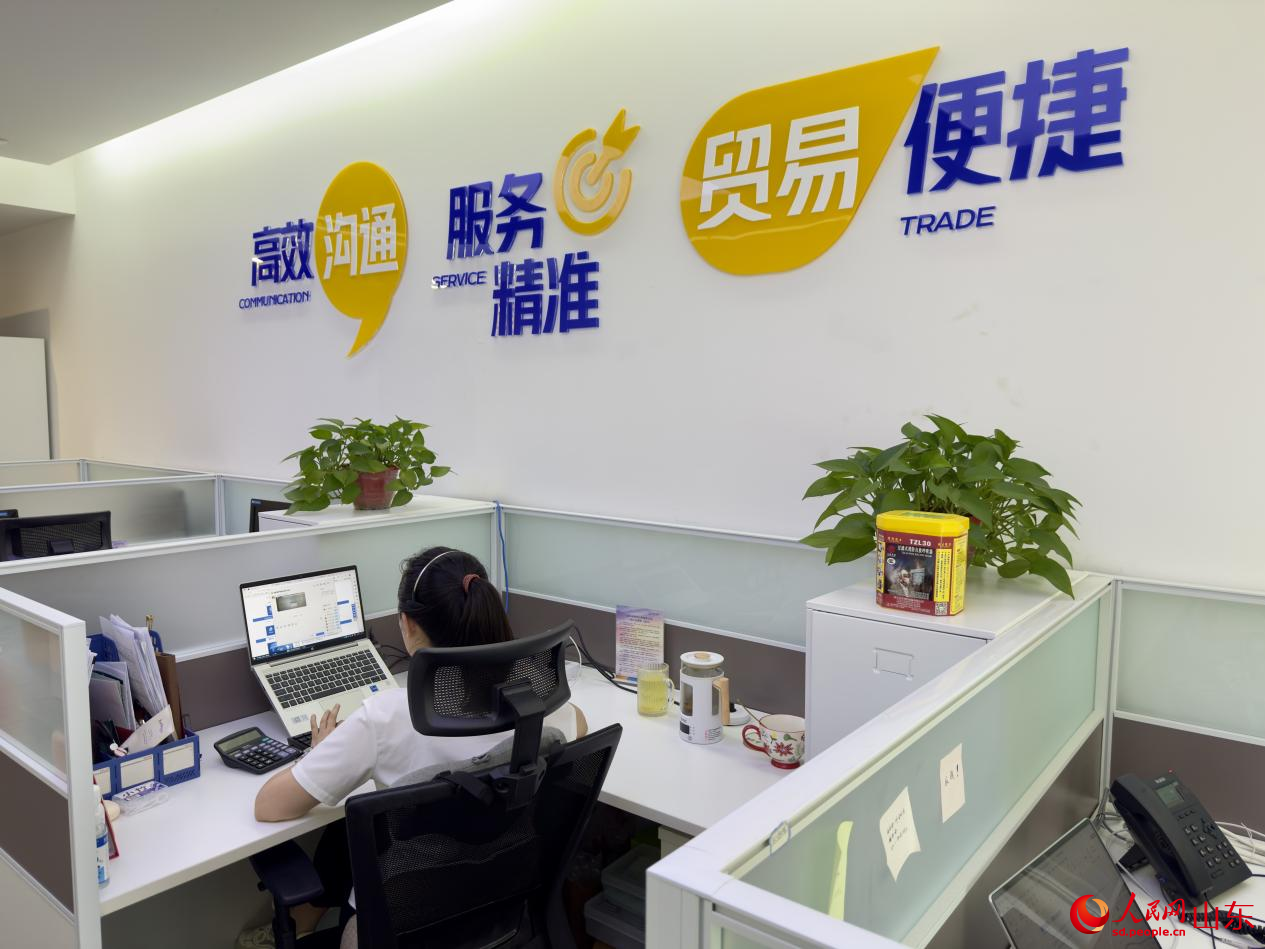 山東省電子口岸有限公司政務(wù)服務(wù)中心辦公現(xiàn)場。人民網(wǎng) 莊潤澤攝