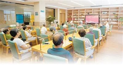 濟(jì)南槿椿頤養(yǎng)中心的老人參加紅色經(jīng)典賞讀會(huì)。朱素霞攝