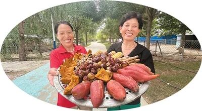 賈堌堆村村民手捧“金玉滿堂”。許加鵬攝