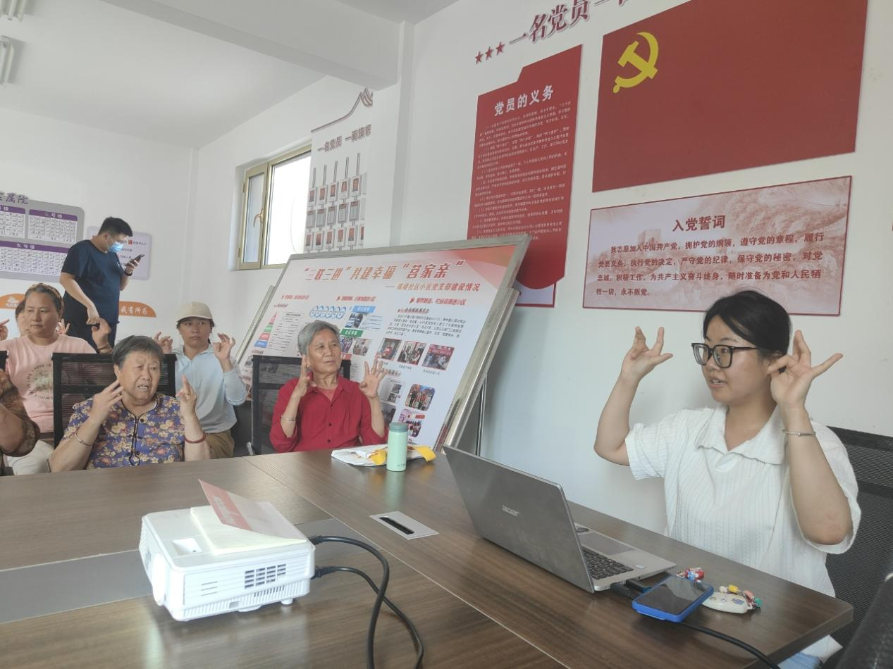 “醫(yī)管家”指導(dǎo)社區(qū)老人做手指操。莒縣融媒體中心供圖