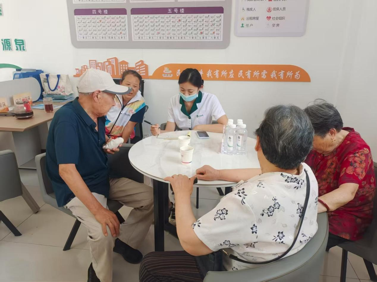 “醫(yī)管家”成了小區(qū)老人們最信賴的依靠。莒縣融媒體中心供圖