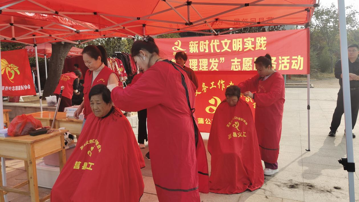 義工進(jìn)社區(qū)為老人理發(fā)。莒縣融媒體中心供圖
