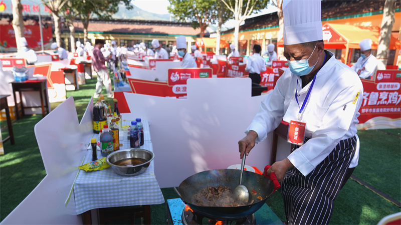 9月30日，在山東省鄒平市青陽(yáng)鎮(zhèn)炒雞品鑒中心舉行的2025齊魯烹雞大賽上，參賽選手在專(zhuān)心比賽。