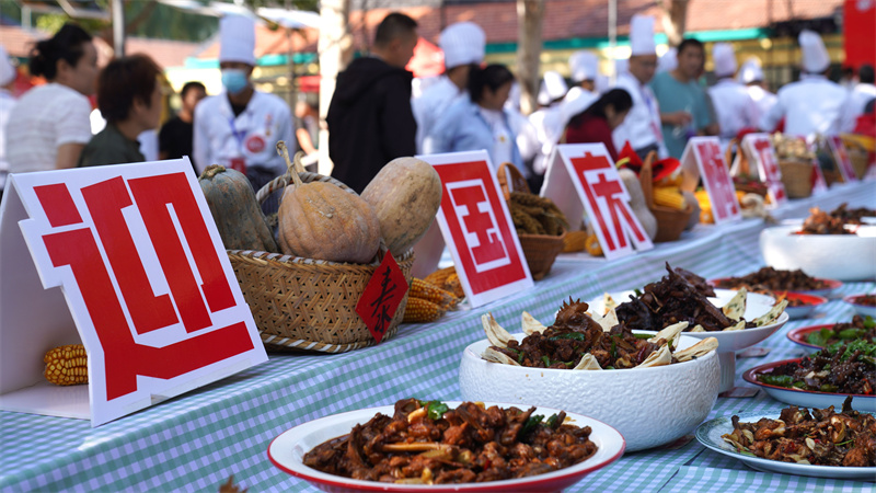 9月30日，在山東省鄒平市青陽(yáng)鎮(zhèn)炒雞品鑒中心舉行的2025齊魯烹雞大賽上，參賽選手把做好的炒雞送到評(píng)比臺(tái)。