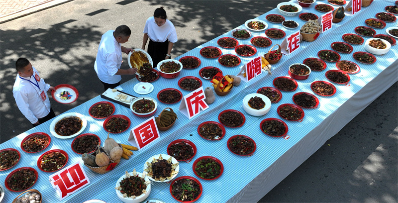 9月30日，在山東省鄒平市青陽(yáng)鎮(zhèn)炒雞品鑒中心舉行的2025齊魯烹雞大賽上，參賽選手把做好的炒雞送到展示臺(tái)上。