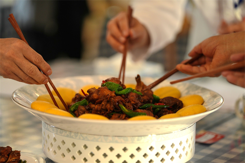 9月30日，在山東省鄒平市青陽(yáng)鎮(zhèn)炒雞品鑒中心舉行的2025齊魯烹雞大賽上，評(píng)委給參賽炒雞作品品嘗打分。