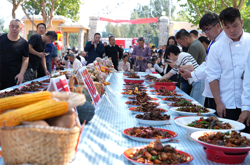 9月30日，在山東省鄒平市青陽(yáng)鎮(zhèn)炒雞品鑒中心舉行的2025齊魯烹雞大賽上，現(xiàn)場(chǎng)觀眾觀摩參賽作品。