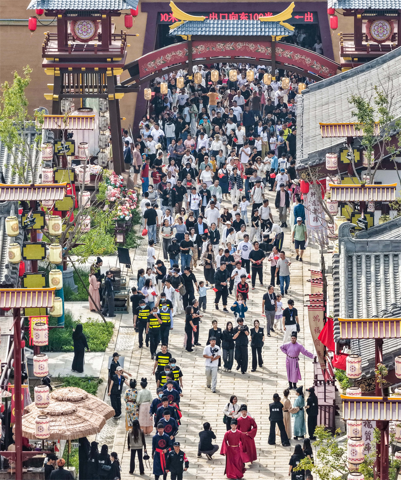 2025年10月1日，國(guó)慶假期首日，山東樂(lè)陵影視城景區(qū)迎來(lái)大批游客游覽，人氣火爆。