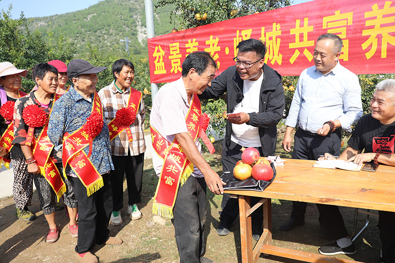 “盆景養(yǎng)老·嶧城共富”項目發(fā)放“養(yǎng)護費”儀式。孫慧攝