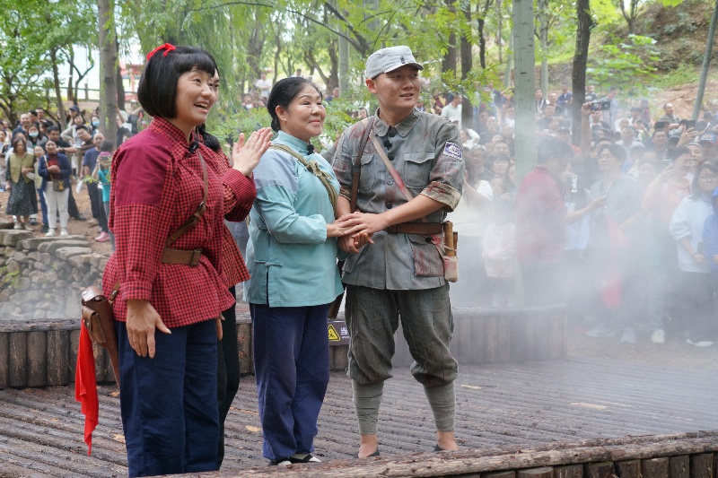 10月3日，在山東省臨沂市沂南縣常山莊村的山東紅嫂家鄉(xiāng)旅游區(qū)，游客在參與沉浸式互動(dòng)演繹《重走支前路》。