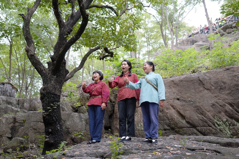 10月3日，在山東省臨沂市沂南縣常山莊村的山東紅嫂家鄉(xiāng)旅游區(qū)，游客在參與沉浸式互動演繹《重走支前路》。