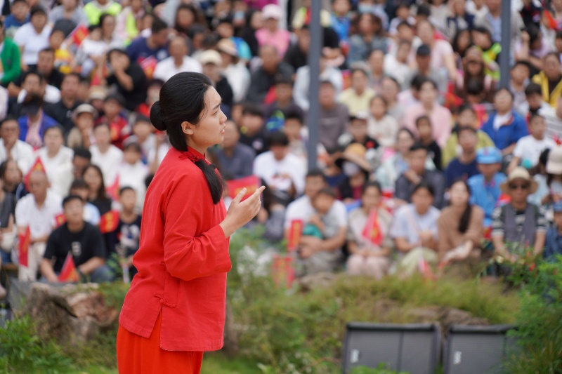 10月3日，在山東省臨沂市沂南縣常山莊村的山東紅嫂家鄉(xiāng)旅游區(qū)山村劇場(chǎng)，游客在觀看舞臺(tái)劇《火線橋》演出。