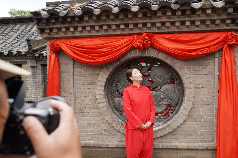 10月3日，在山東省沂南縣馬牧池鄉(xiāng)常山莊村的山東紅嫂家鄉(xiāng)旅游區(qū)，游客在熱播劇《生萬物》取景地拍照留念。