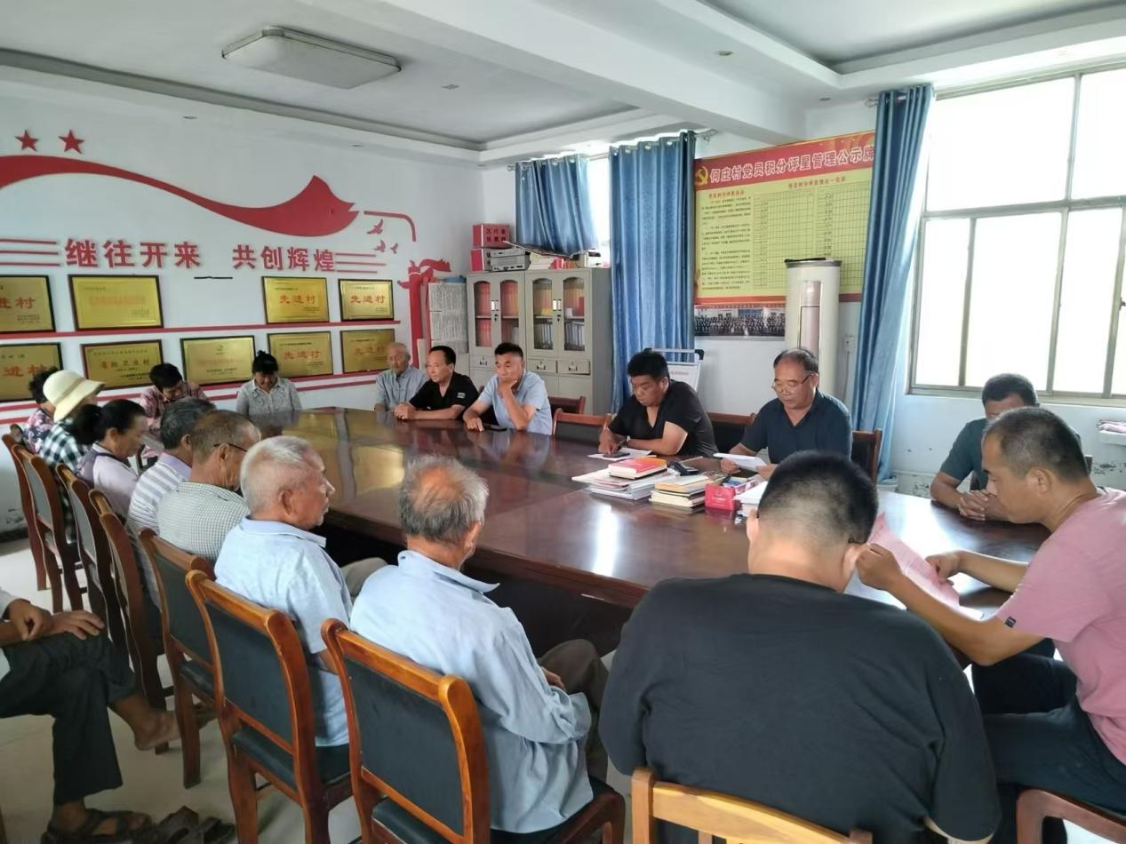 “玫瑰議事廳”內(nèi)花農(nóng)圍坐。菏澤市定陶區(qū)委宣傳部供圖