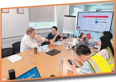 青島自貿(mào)片區(qū)知識(shí)產(chǎn)權(quán)服務(wù)專員向企業(yè)德國(guó)總部相關(guān)負(fù)責(zé)人講解知識(shí)產(chǎn)權(quán)保護(hù)方案。石 蕾攝