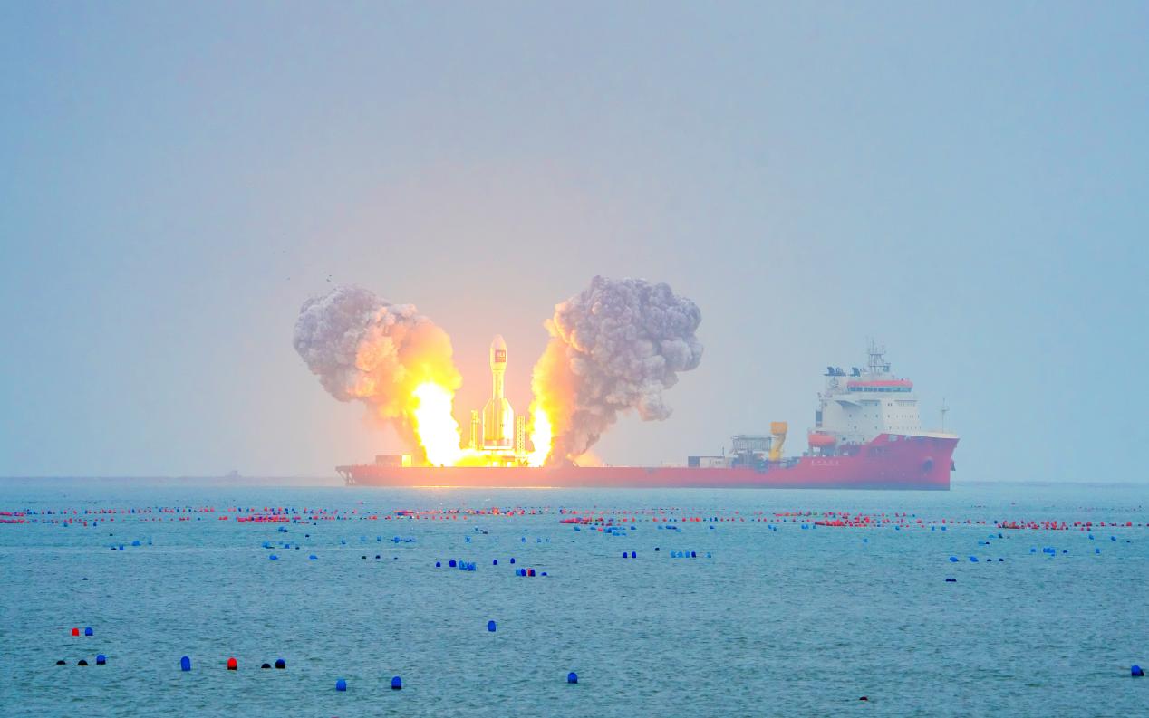 引力一號(hào)（遙二）運(yùn)載火箭以“東方航天港”號(hào)發(fā)射船為平臺(tái)，在山東海陽(yáng)附近海域發(fā)射升空。聶東磊 攝