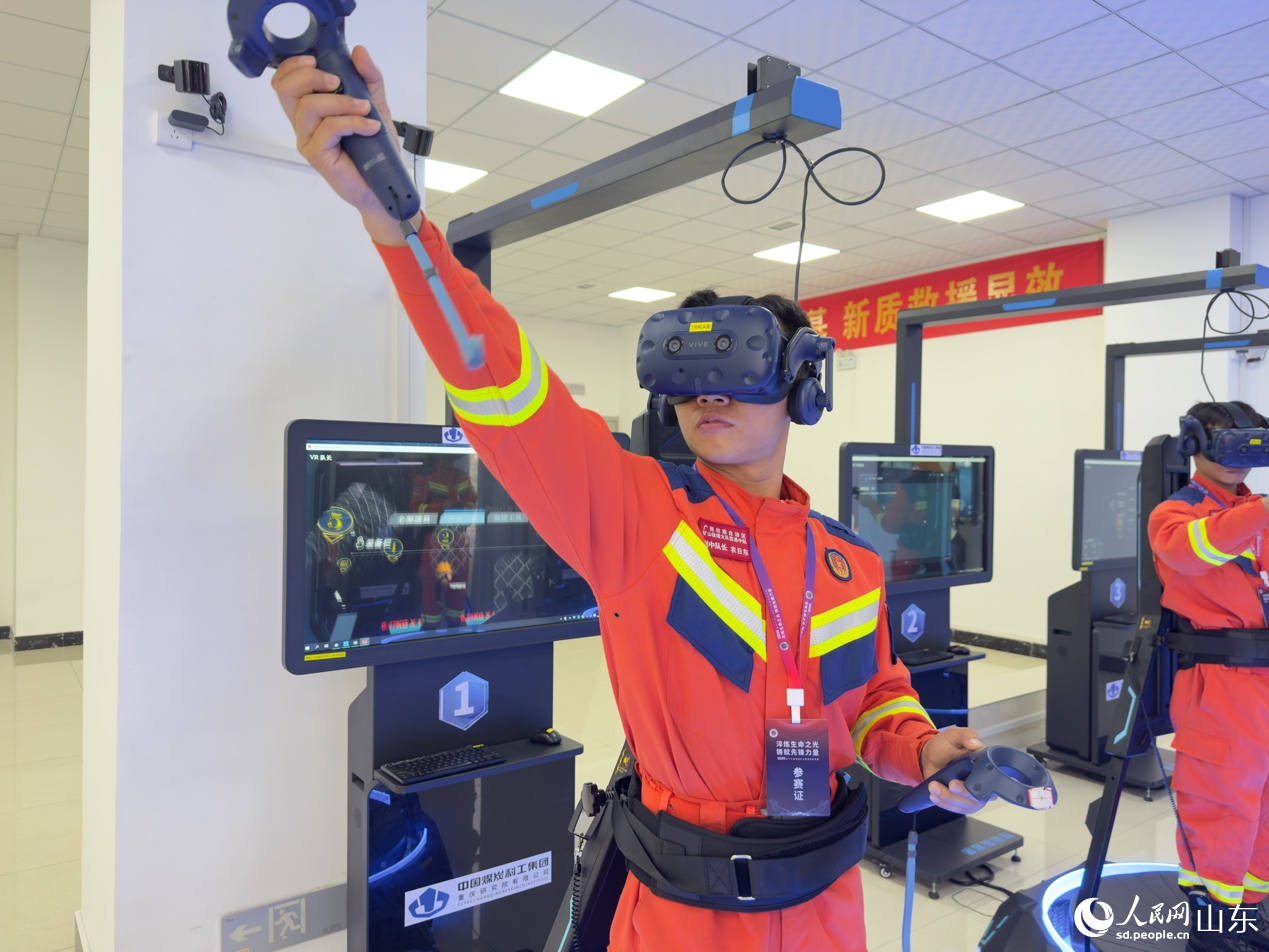 參賽隊(duì)員在VR模擬場(chǎng)景中進(jìn)行處置作業(yè)。人民網(wǎng) 莊潤(rùn)澤攝