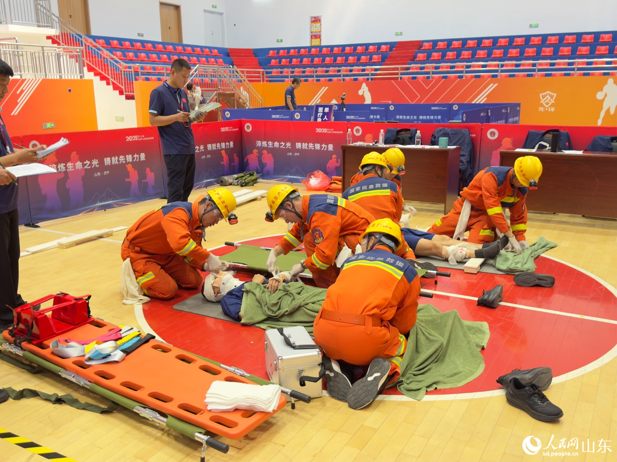 醫(yī)療救援團(tuán)體賽，參賽隊(duì)員默契協(xié)作實(shí)施包扎。人民網(wǎng) 莊潤(rùn)澤攝