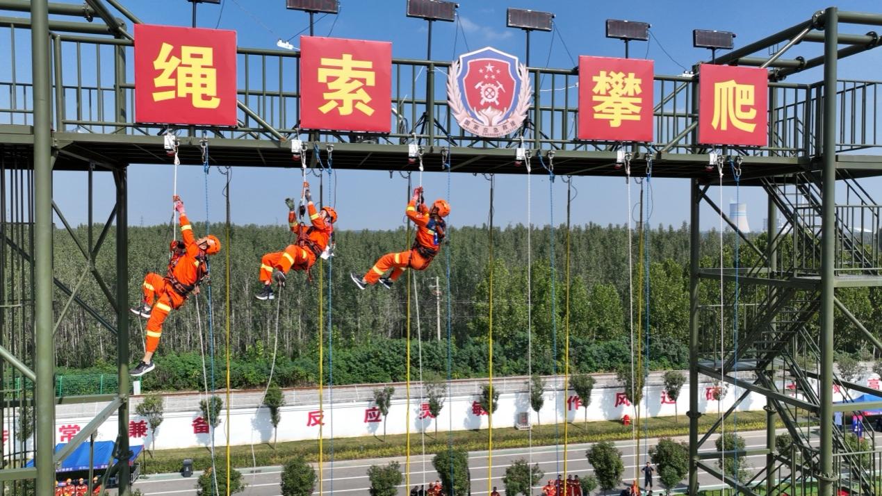 繩索攀爬項(xiàng)目現(xiàn)場(chǎng)。李洋攝