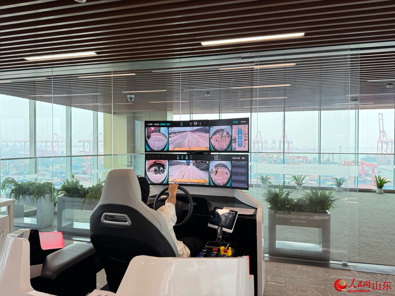 IGV智能平板車可在一公里外實現(xiàn)遠(yuǎn)程操控。人民網(wǎng) 莊潤澤攝