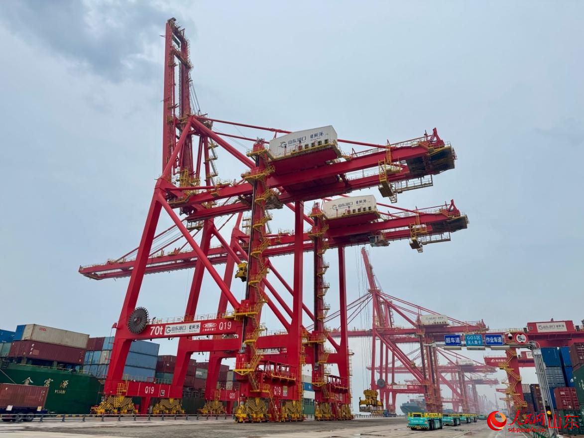 全自動化軌道吊機和IGV平板車整齊排列，等待作業(yè)。人民網(wǎng) 莊潤澤攝