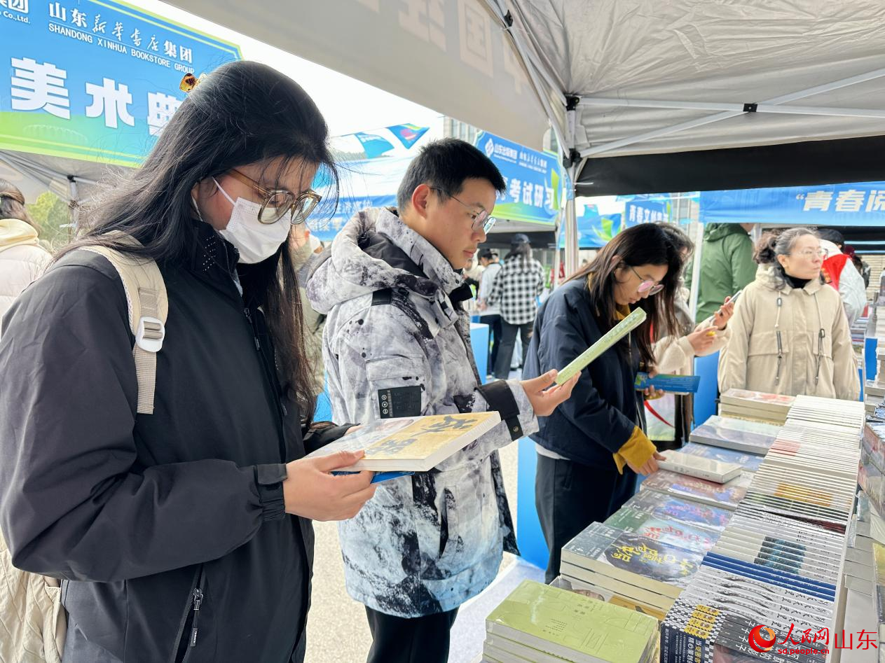 大學(xué)生現(xiàn)場(chǎng)翻閱圖書。人民網(wǎng) 喬姝攝