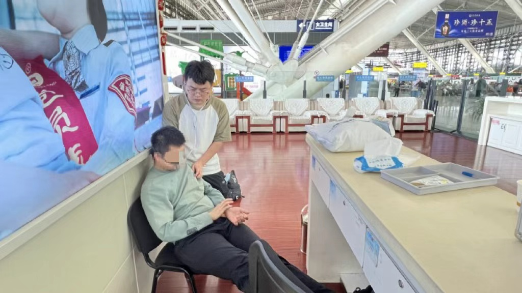 李春林正協(xié)助患者平復癥狀。受訪者供圖