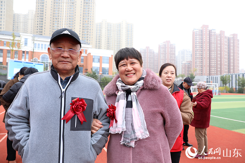 活動現(xiàn)場，一對老人幸福合影，鏡頭定格了他們歷經(jīng)歲月沉淀的燦爛笑容。人民網(wǎng)記者 劉祺攝