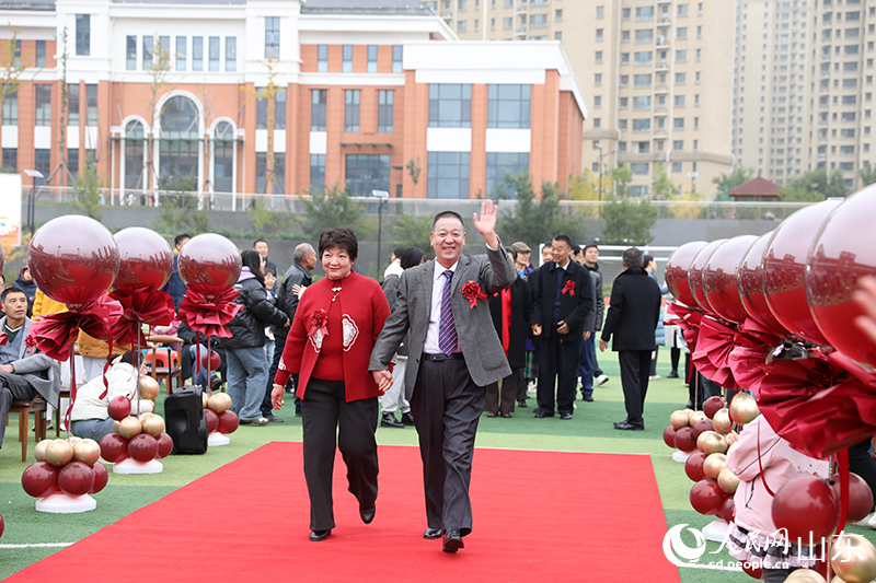 99對金婚老人在學生志愿者的引導與祝福下，攜手踏上紅毯，重現(xiàn)數(shù)十年前的美好瞬間。人民網(wǎng)記者 劉祺攝