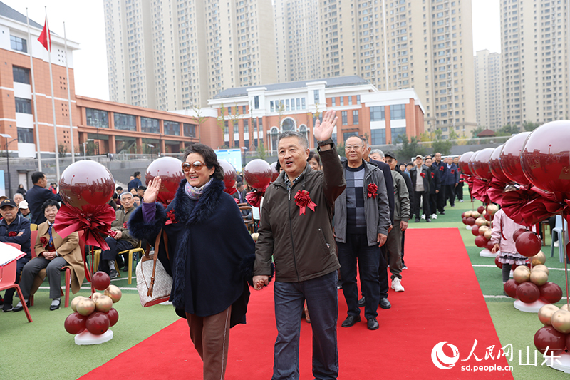 99對金婚老人在學生志愿者的引導與祝福下，攜手踏上紅毯，重現(xiàn)數(shù)十年前的美好瞬間。人民網(wǎng)記者 劉祺攝