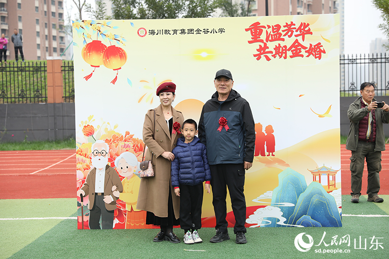 一對老人攜孫子在現(xiàn)場打卡合影。他們歷經(jīng)歲月沉淀的燦爛笑容，與孩子的朝氣相互映襯，生動詮釋著幸福與傳承。人民網(wǎng)記者 劉祺攝