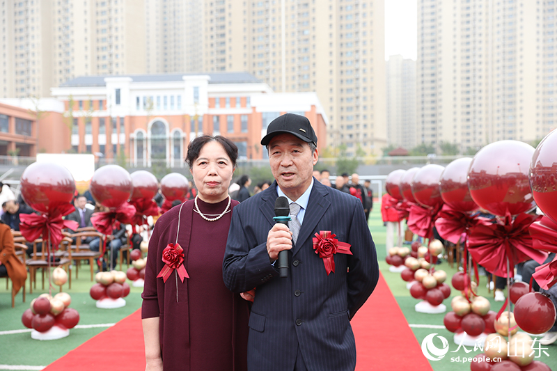 一對金婚夫婦在現(xiàn)場分享了他們相濡以沫的感人故事。人民網(wǎng)記者 劉祺攝