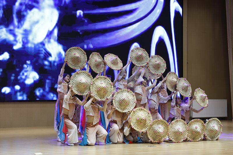 學生們登臺獻上精心準備的合唱、舞蹈等節(jié)目，向爺爺奶奶們致以最真摯的重陽節(jié)祝福。韓少鵬攝