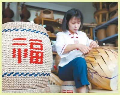 博興縣錦秋街道草柳編手工藝人王貴芝正在趕制草柳編產(chǎn)品。初寶瑞攝