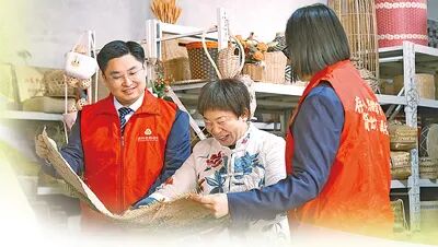 博興農(nóng)商銀行工作人員深入草柳編加工車間走訪問需。王 冬攝