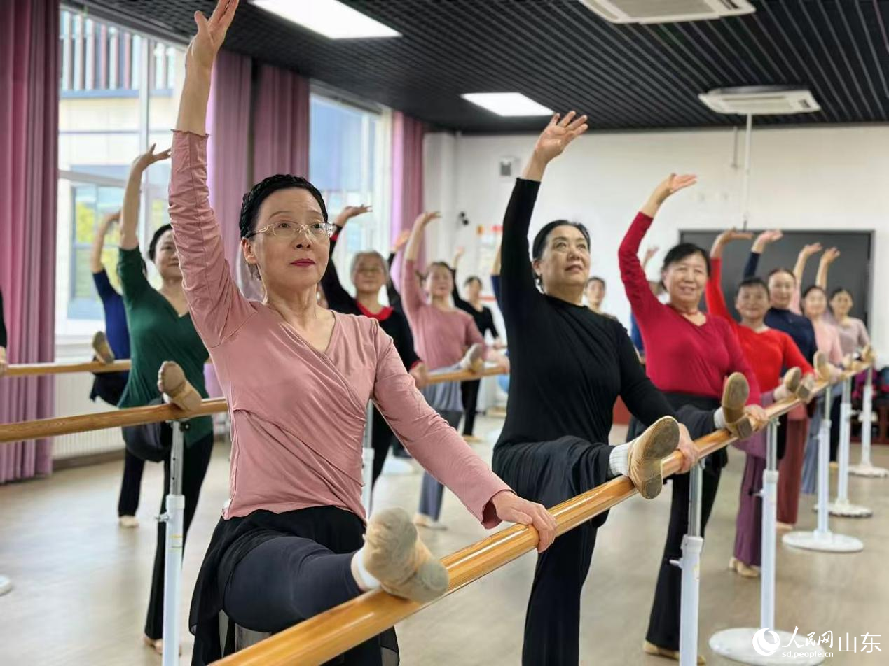 10月27日，山東省老年大學(xué)馬鞍山校區(qū)，形體課的學(xué)員伴著輕柔的音樂(lè)調(diào)整體態(tài)。人民網(wǎng) 喬姝攝