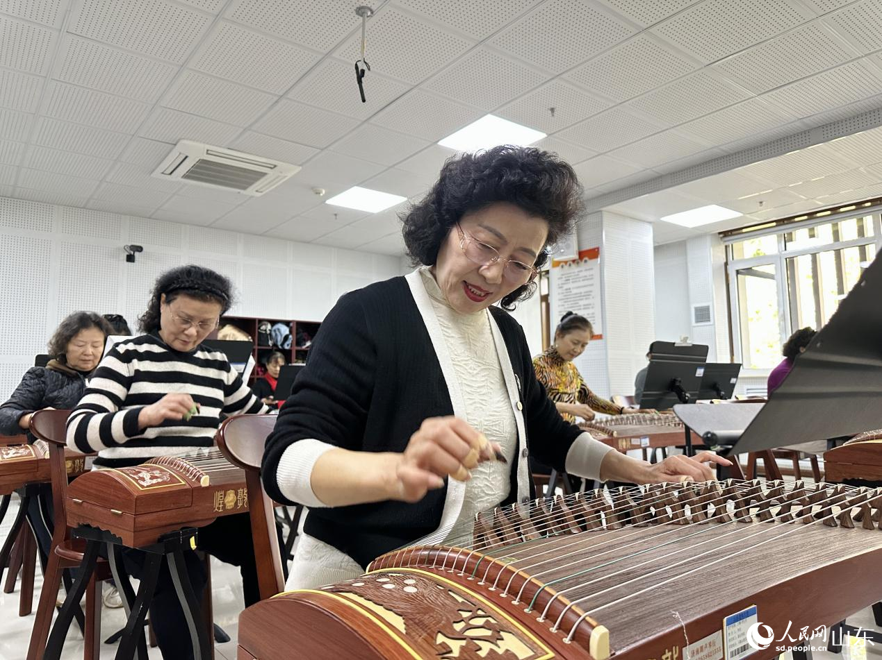 10月27日，山東省老年大學(xué)馬鞍山校區(qū)，古箏課堂上，學(xué)員正端坐撥弦。人民網(wǎng) 喬姝攝