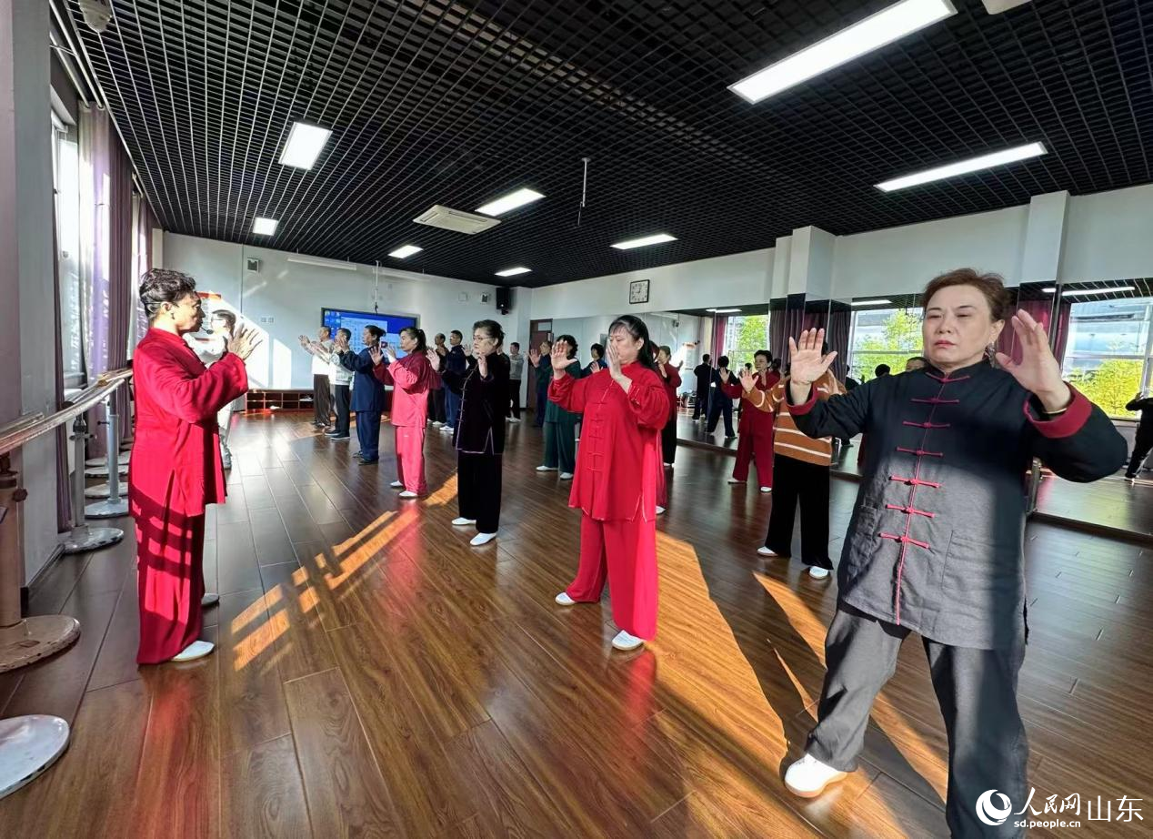 10月27日，山東省老年大學(xué)馬鞍山校區(qū)的太極拳課堂。人民網(wǎng) 喬姝攝