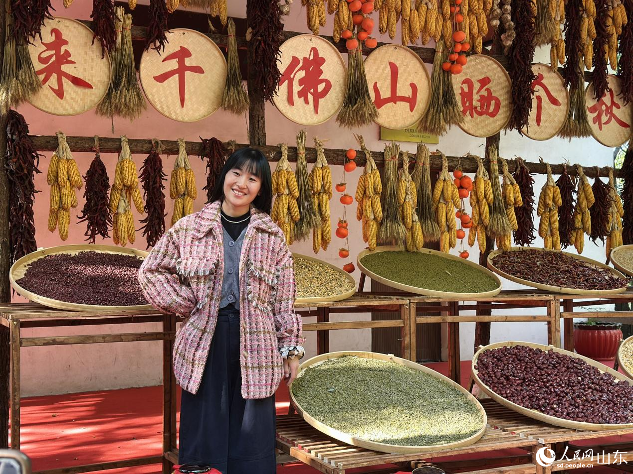 游客正在曬秋場景前拍照留念。人民網(wǎng) 喬姝攝