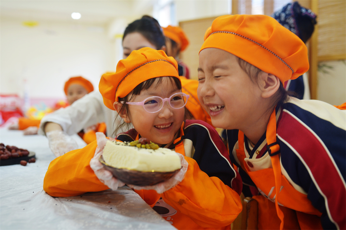 2025年10月29日，在山東省青島市城陽區(qū)棘洪灘街道中心幼兒園開展的重陽傳統(tǒng)文化體驗(yàn)活動(dòng)上，小朋友被重陽糕美食所感染。王海濱攝