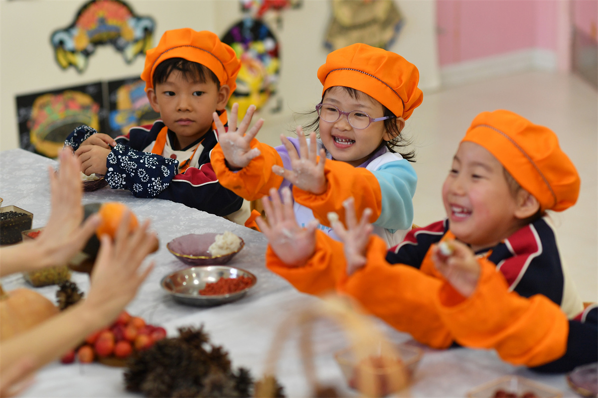 2025年10月29日，在山東省青島市城陽區(qū)棘洪灘街道中心幼兒園開展的重陽傳統(tǒng)文化體驗(yàn)活動(dòng)上，老師擊掌鼓勵(lì)小朋友們學(xué)習(xí)重陽糕制作。王海濱攝