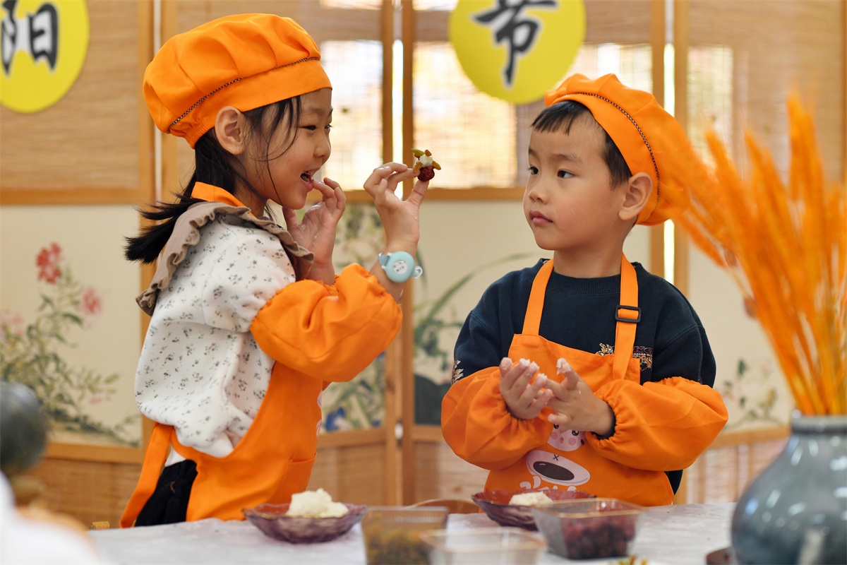 2025年10月29日，在山東省青島市城陽區(qū)棘洪灘街道中心幼兒園開展的重陽傳統(tǒng)文化體驗(yàn)活動(dòng)上，小朋友在品嘗重陽糕味道。王海濱攝