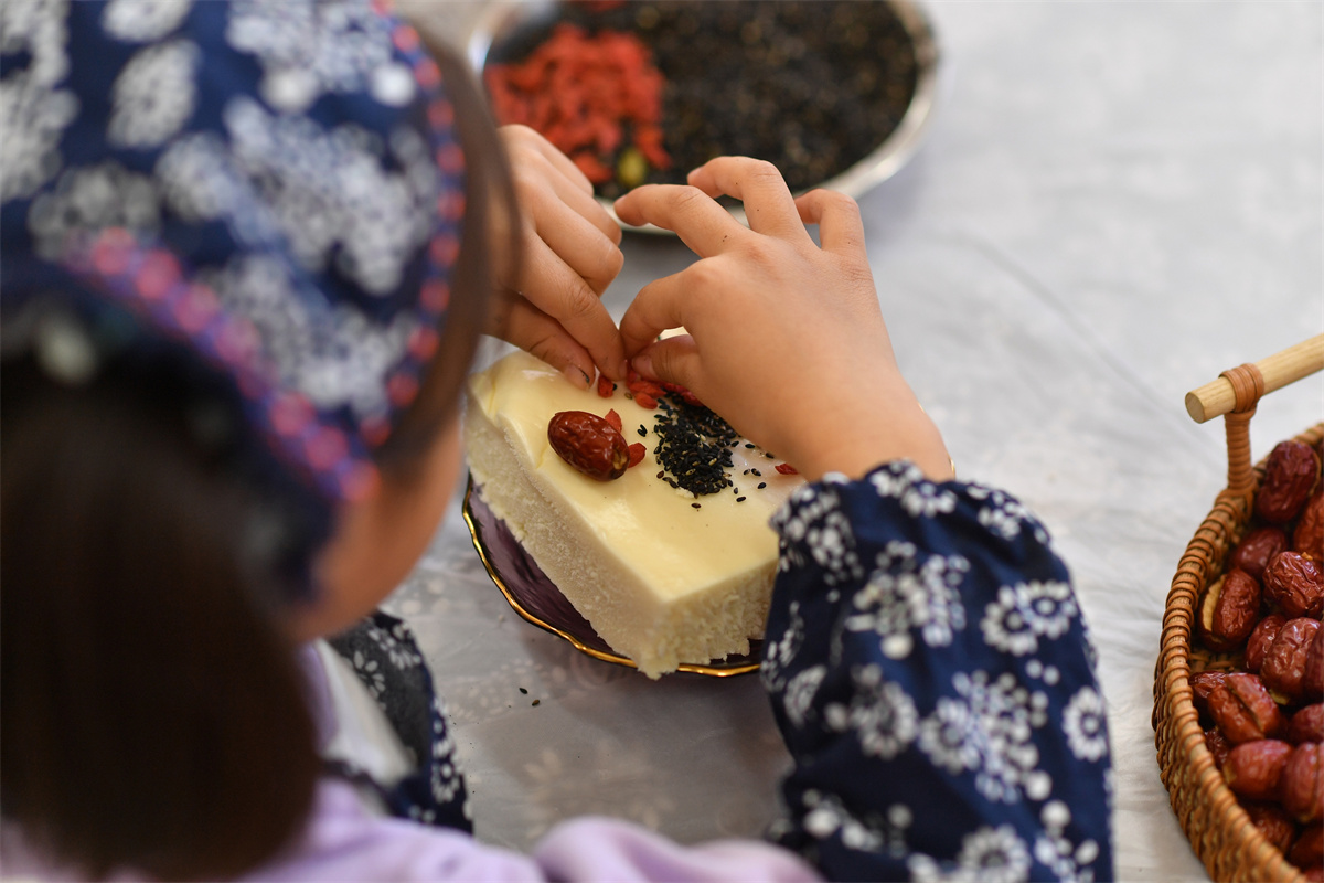 2025年10月29日，在山東省青島市城陽區(qū)棘洪灘街道中心幼兒園開展的重陽傳統(tǒng)文化體驗(yàn)活動(dòng)上，小朋友在學(xué)做重陽糕。王海濱攝