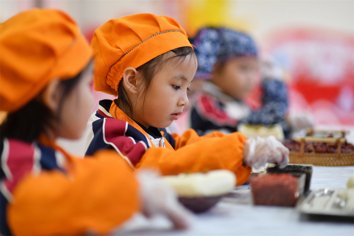 2025年10月29日，在山東省青島市城陽區(qū)棘洪灘街道中心幼兒園開展的重陽傳統(tǒng)文化體驗(yàn)活動(dòng)上，小朋友在學(xué)做重陽糕。王海濱攝